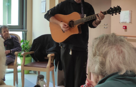 Animatore con chitarra e ospiti